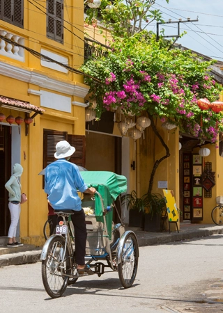 Cyclo rides showcase historic city districts